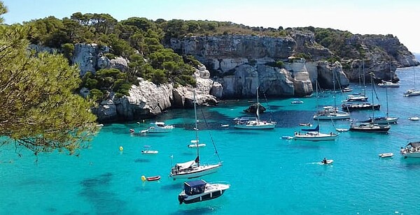 [Translate to German:] Beach and Boat in Mallorca