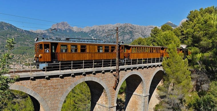 [Translate to German:] Historical Train in the Region Tramuntana 