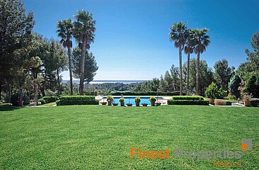 Traumhafte Luxusvilla auf einem 10.000 m² großen und flachen Gartengrundstück mit atemberaubendem Meerblick in Son Vida
