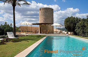 Restaurierte historische Mühle mit Panoramablick über Artá bis zum Meer in der Ferne