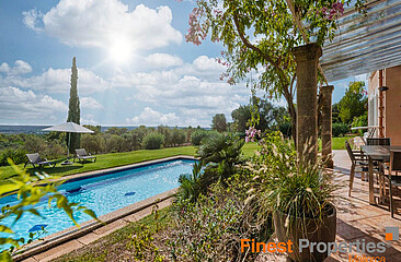 Villa im Bungalow-Stil mit schönem Garten und Weitblick in Puntiro.