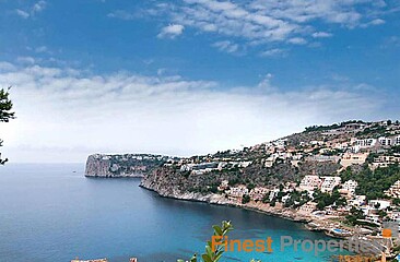 Grundstück mit genehmigten Projekt für eine moderne Villa in der Cala Llamp zu verkaufen