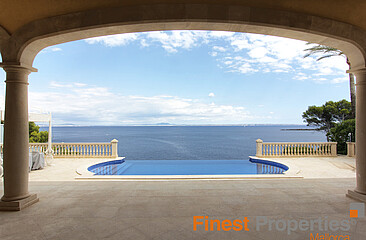 Traum Villa in 1. Linie in Sol de Mallorca mit eigenem Meerzugang zu verkaufen